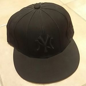 Yankee Black on black, hat
